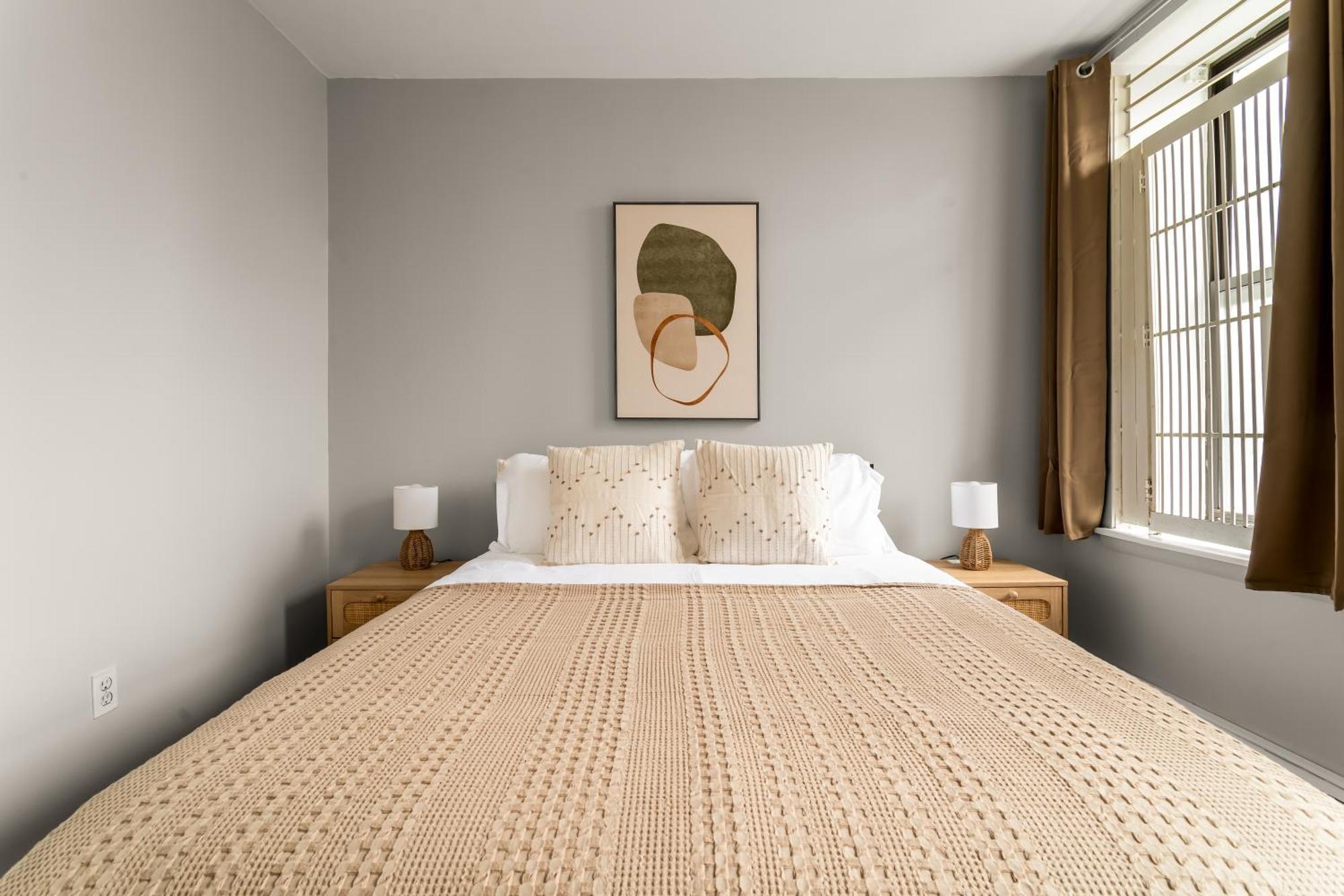 Stunning 3-bedroom In The Heart Of East Village Manhattan! Apartment *